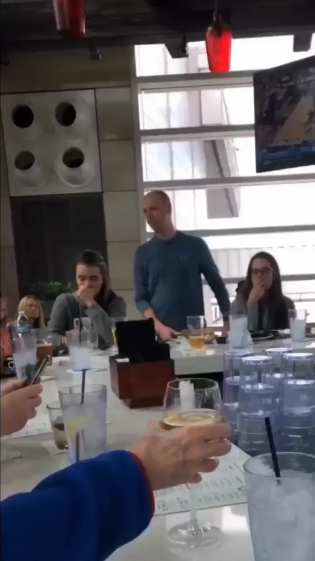 Девушка ковыряется в носу и замечает камеру