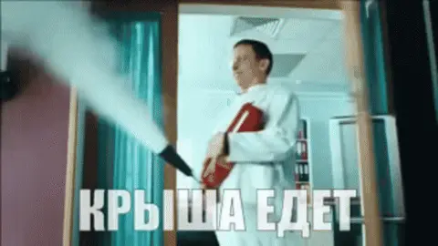 Мужчина хаотично машет огнетушителем, выпуская облако белого порошка, при этом его тело совершает резкие, дерганые движения. — мужчина в бел