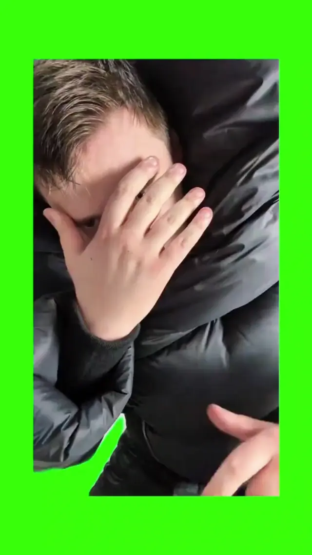 Забавный момент на зеленом фоне для монтажа