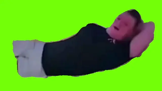 Мужик отдыхает на пляже и пьет пиво
