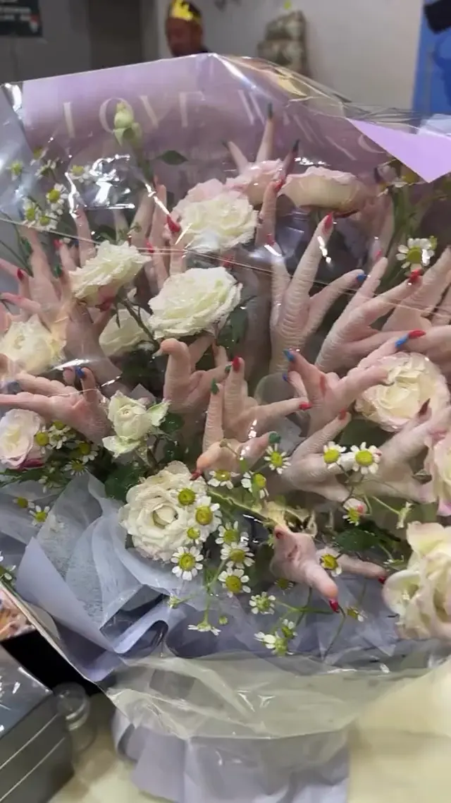 Букет из куриных лапок с маникюром