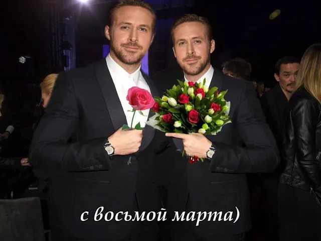 Два Райана Гослинга стоят рядом и демонстрируют цветы: один держит одиночный цветок, другой — большой букет, акцентируя на нем внимание жест