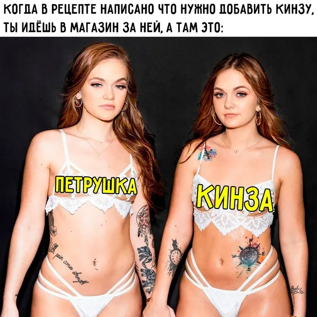 Девушки стоят неподвижно, держась за руки, демонстрируя внешнее сходство. — две девушки с рыжими волосами