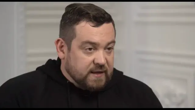Мужчина рассказывает о своих спортивных рекордах, на экране постепенно появляются титры с цифрами упражнений — Эрик Давидыч, Юрий Дудь