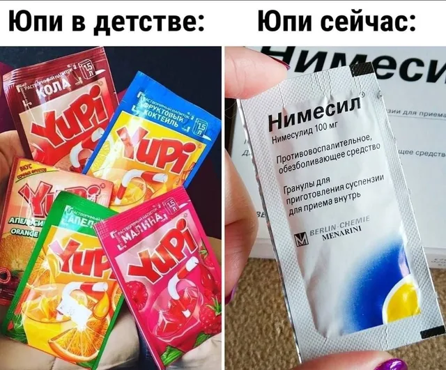 Сравнение двух упаковок порошков в руках: слева яркие пакетики с напитком, справа — медицинский препарат.