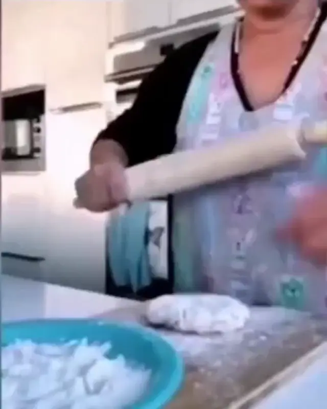 Бабушка крутит скалку как нунчаки