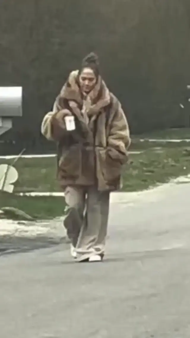 Дженнифер Лопес в огромной шубе с кофе