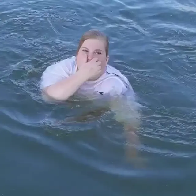 Ирина делает фирменный кувырок в воде