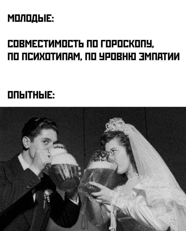 Молодожены одновременно пьют пиво из кружек на свадебной церемонии.