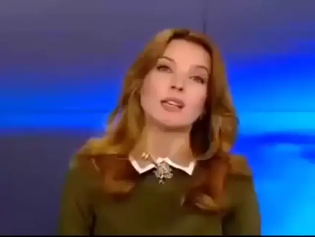 Телеведущая спокойно и монотонно читает новостной текст о перевернувшейся фуре с водкой в Саратовской области.