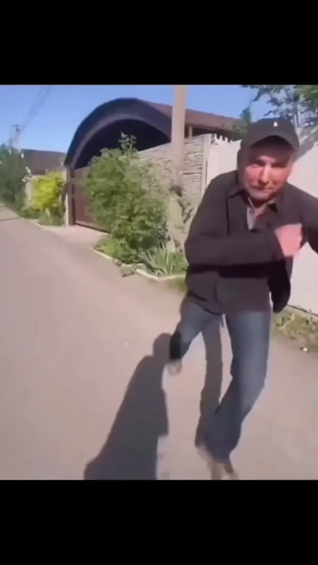 Бегущий мужик в кепке