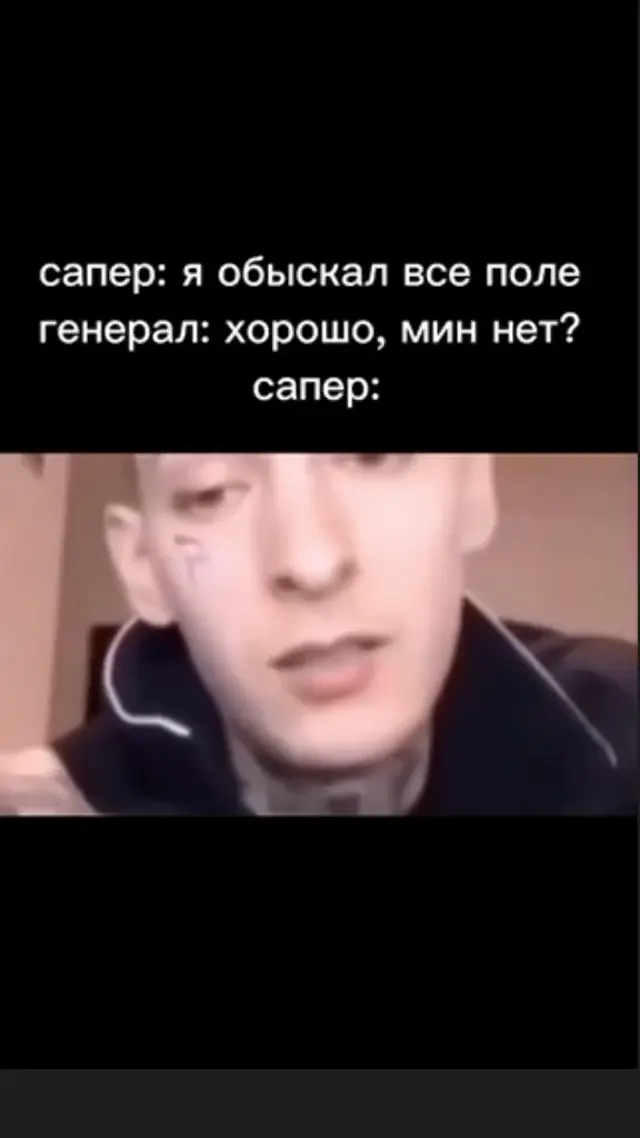 Kizaru улыбается в камеру и проводит рукой по противоположному плечу, стряхивая пыль — Kizaru