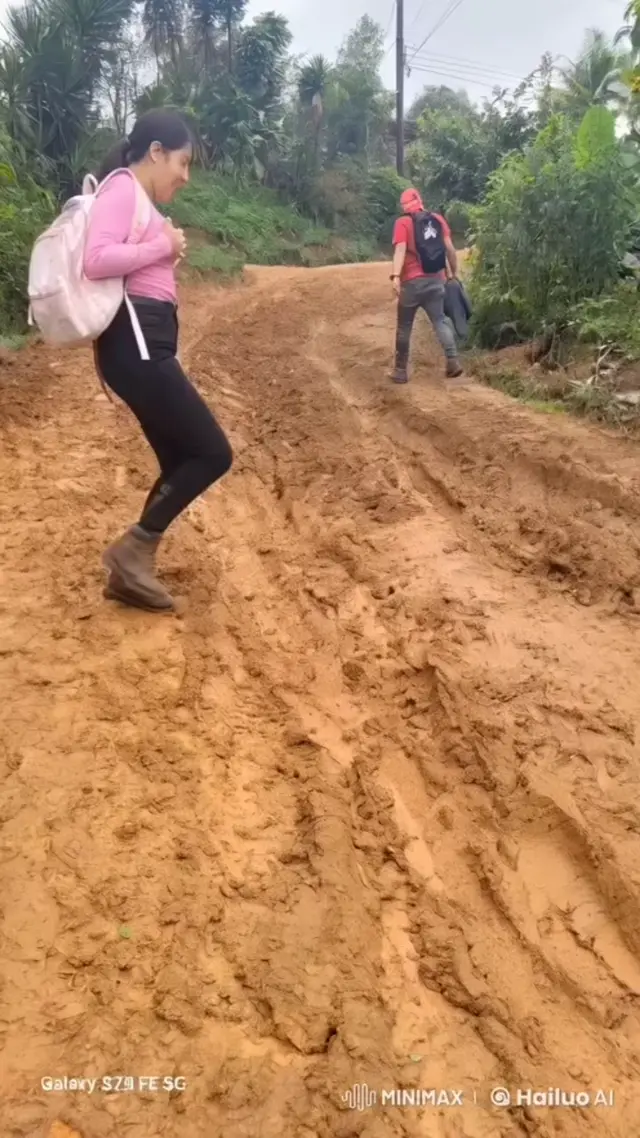 Глиняный монстр на грязной дороге
