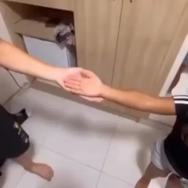 Необычное рукопожатие с друзьями