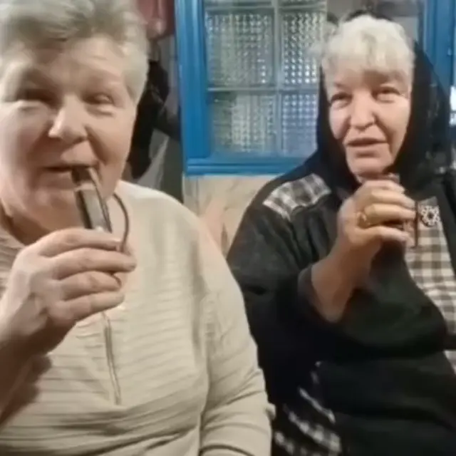 Бабушки пробуют электронные сигареты
