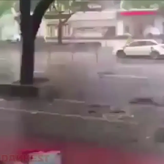 Ураган уносит человека с зонтом