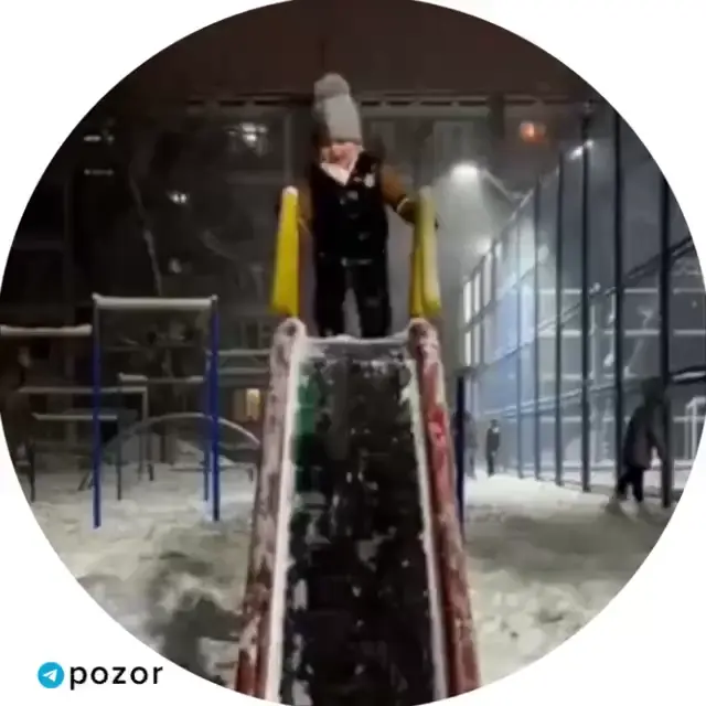 Маленький хулиган на зимней горке