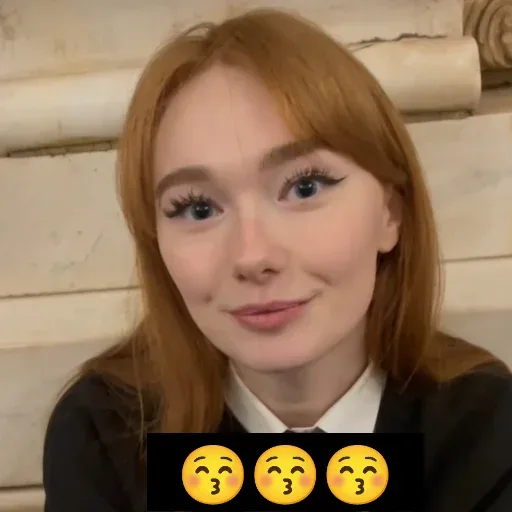 Статичное изображение девушки, смотрящей в камеру. — Лиза Володина