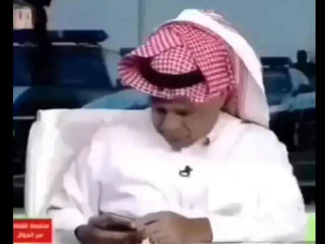 Араб прячет телефон и улыбается