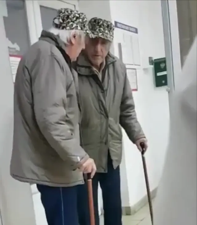 Дед спорит со своим отражением в зеркале