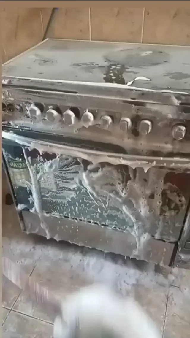 Уборка шваброй на кухне
