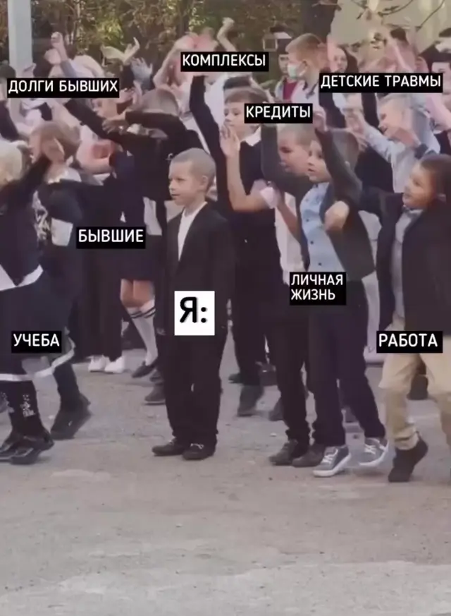 Мальчик спокойно стоит среди танцующей толпы