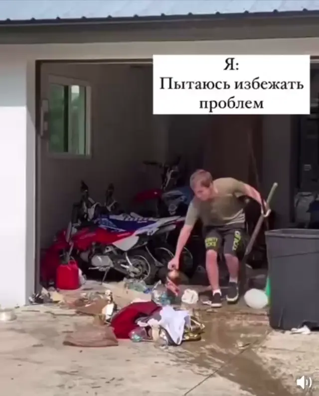 Парень бросает мусор из гаража, предмет задевает ручку граблей, грабли взлетают в воздух, делают петлю и бьют парня по голове сзади, отправл