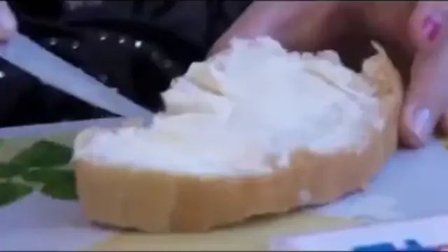 Я ради масла с хлебом готова на всё