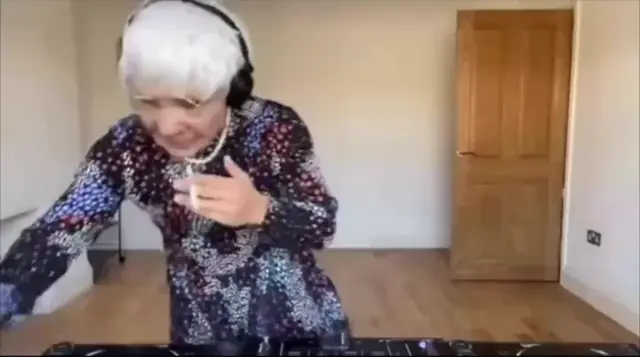 Бабушка-диджей зажигает под музыку
