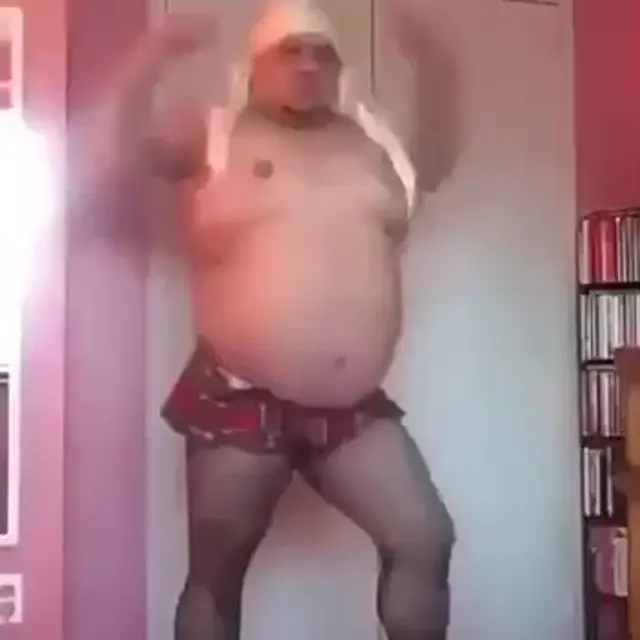 Витя танцует под музыку