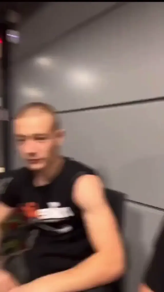 Парень бьет стену и стул