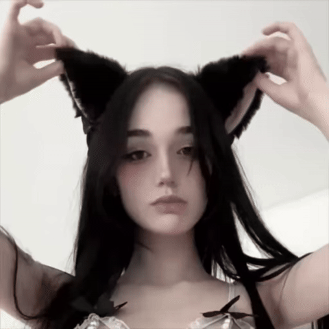 Стеснительная кошечка