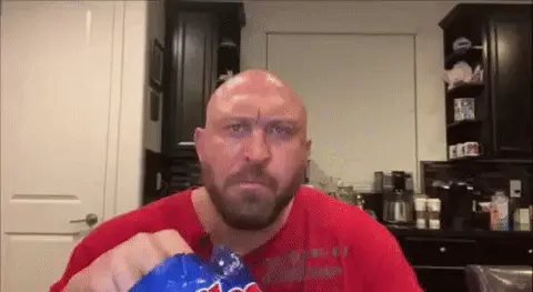 Лысый мужчина ест чипсы и кивает