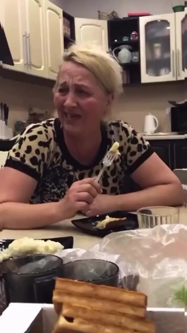 Женщина дико угарает