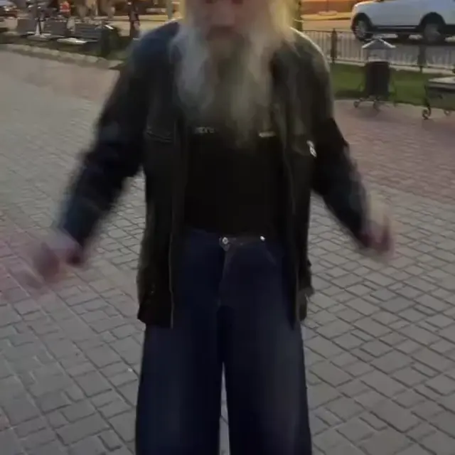 Стильный дед танцует под фонк