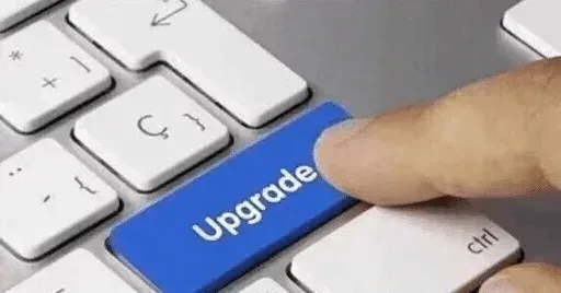 Палец давит на клавишу «Upgrade», расположенную на месте стандартной клавиши «Ctrl».
