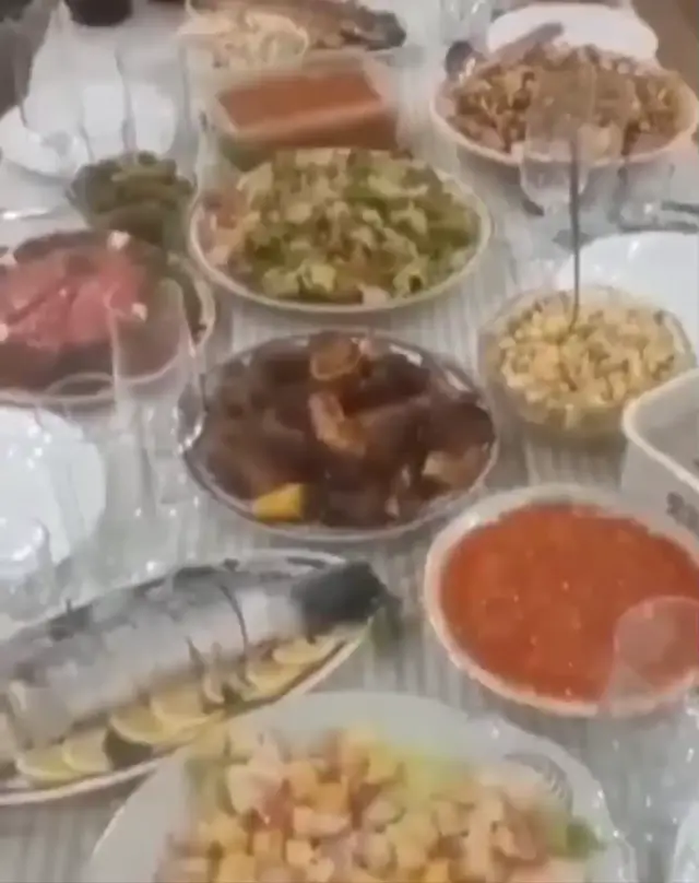 Стол еще не полностью накрыт