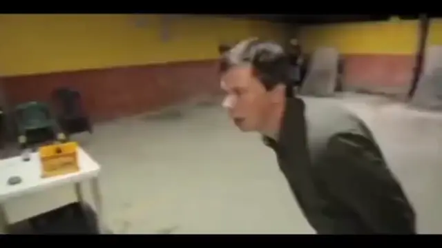 Мужчина в шоке от фейерверка