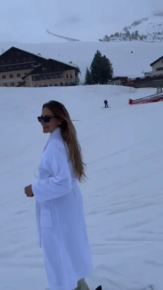 Эффектное появление на лыжах в платье