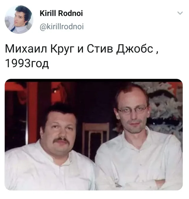 Двое мужчин стоят плечом к плечу, позируя для совместного фото. — мужчина с усами, мужчина в очках