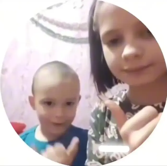 Мальчик показывает палец вверх
