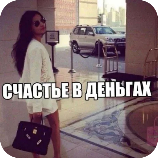 Девушка стоит в кадре, позируя для фото в интерьере, подчеркивающем роскошный образ жизни. — девушка в темных очках