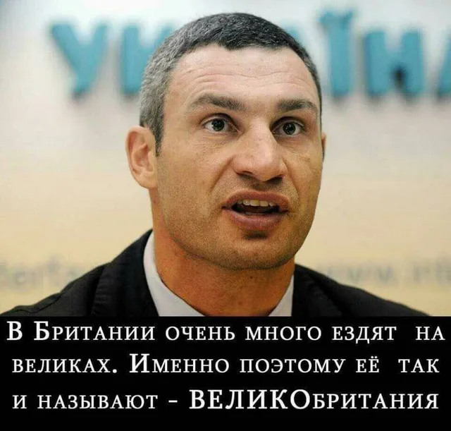 Статичное изображение, мужчина просто смотрит в камеру. — мужчина с короткой стрижкой