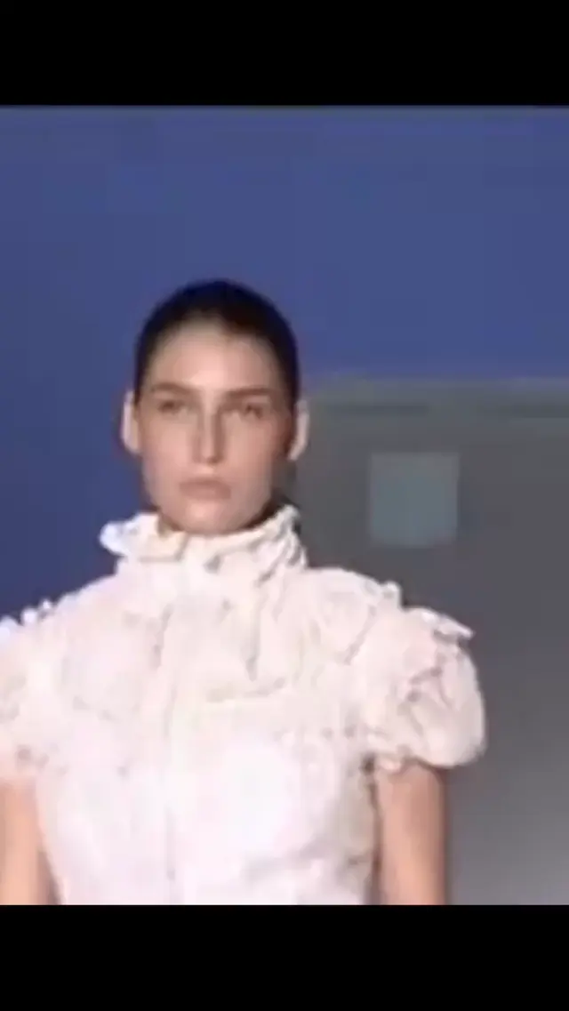 Раскрывающееся платье Chalayan 2007