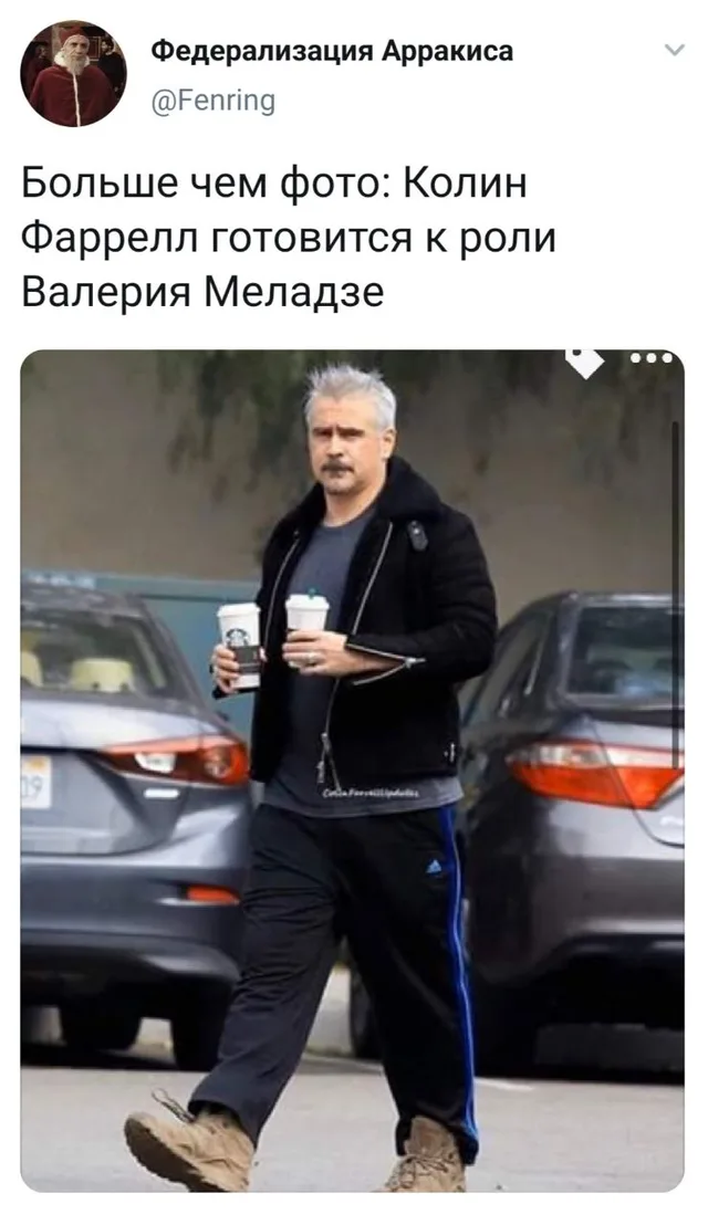 Колин Фаррелл идет по парковке, держа в обеих руках по стаканчику кофе. — Колин Фаррелл