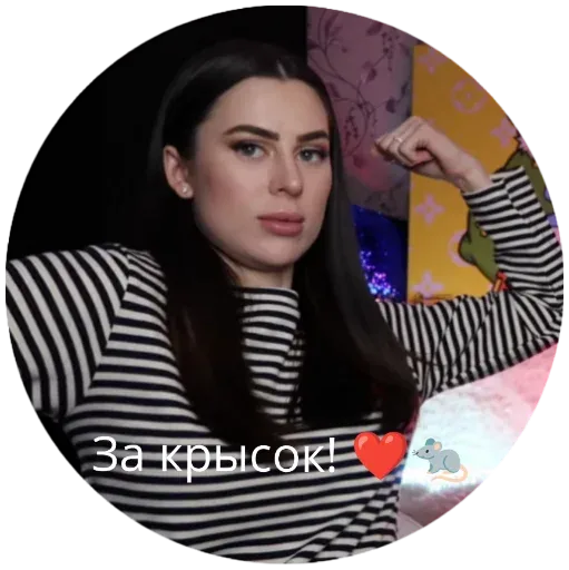 Девушка сгибает руку в локте, показывая мышцу, и смотрит прямо в камеру. — Юлия Пушман, девушка с темными волосами