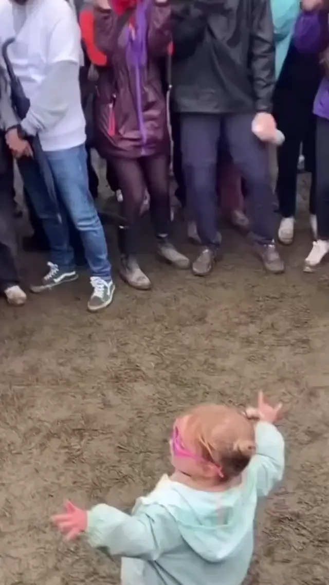 Маленькая девочка флексит на рейве