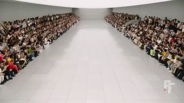 Модели Dior выходят из пола на показе