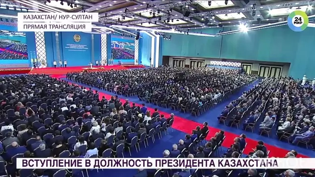 Нурсултан Назарбаев встаёт, делает пару хлопков вместе со всеми, а затем резким движением опускает руки и замирает