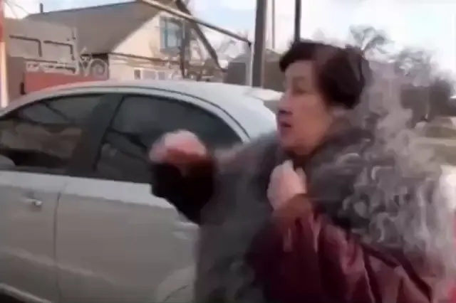 На воротах написано буква хуй